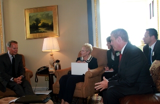 Irena Degutiene with Reagan Foundation Executive Director John Heubusch and U.S. Congress member David Dreier. Photo: seimas.lt