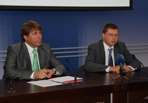 Artis Kampars and Valdis Dombrovskis. Riga, 9.08.2010.