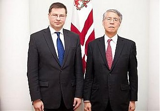 Valdis Dombrovskis and Toshiyuki Taga. Photo: flickr.com