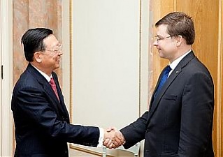 Yang Guoqiang and Valdis Dombrovskis. Riga, 10.05.2013. Photo: flickr.com Yang Guoqiang and Valdis Dombrovskis. Riga, 10.05.2013. Photo: flickr.com
