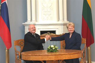 Ivan Gasparovic and Dalia Grybauskaite. Vilnius, 6.06.2011. Photo: president.lt