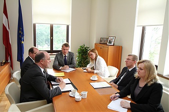 Edgars Rinkevics meets with the incoming Swiss Ambassador to Latvia Walter Haffner. Riga, 9.07.2012. Photo: flickr.com