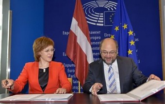 Zanda Kalnina-Lukasevica and Martin Schulz. Photo: eu2015.lv