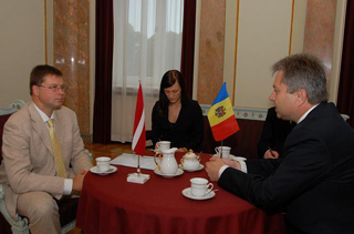 Valdis Dombrovskis and Eduard Melnic. Riga, 17.08.2010.