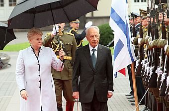 Dalia Grybauskaite and Shimon Peres. Vilnius, 31.07.2013. Photo: lrp.lt