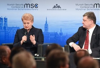 Dalia Grybauskaite and Petro Poroshenko in Munich. Photo: lrp.lt Dalia Grybauskaite and Petro Poroshenko in Munich. Photo: lrp.lt