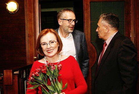 Behind Olga Pavuk are the first publisher of the Baltic Course Janis Domburs and the international editor Eugene Eteris, celebrating the 20th anniversary of the magazine in April 2016.