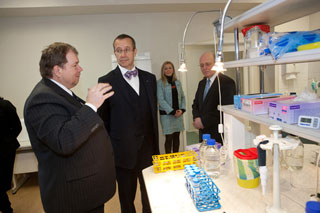 President Ilves visiting the Estonian Genome Center. From left: the Director of the center Andres Metspalu, Marketing and Communications Manager Annely Allik, Tartu University Vice Rector for Research Kristjan Haller.