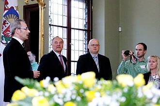 Andris Berzins and the organizers of the Eustory history competition. Photo: president.lv