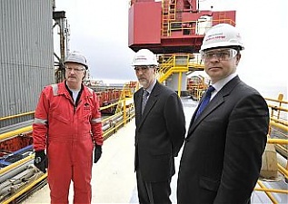 Valdis Dombrovskis (right) at the oil drilling platform in the Baltic Sea. Photo: flickr.com