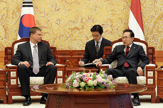 Valdis Dombrovskis and Lee Myung-bak. Seoul, 9.06.2011. Photo: flickr.com Valdis Dombrovskis and Lee Myung-bak. Seoul, 9.06.2011. Photo: flickr.com