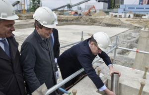 Juhan Parts lays Auvere power plant's cornerstone.