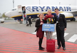 Ryanair’s Elina Hakkarainen, 1.3 millionth Estonian customer Päivi Kahusk and Ryanair’s crew member Ricardo.