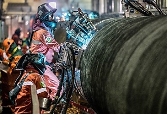 Welding operations on board offshore installation barge C10. Welders connect pipe joints on board offshore installation barge Castoro Dieci (C10) during operations in Germany’s Bay of Greifswald. Press foto.