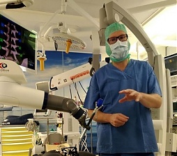Spine surgeons at East-Tallinn Central Hospital present their new robot. Press photo.