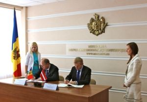Edmunds Sprudzs signs an agreement on Latvian-Moldovan cooperation in regional development. Photo: varam.gov.lv
