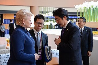 Lithuanian President Dalia Grybauskaite and PM Shinzo Abe. The Hague, 2014. Source: ltp.lt