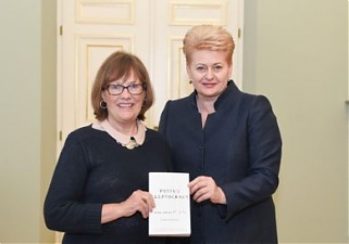 Karen Dawisha and Dalia Grybauskaite. Vilnius, 15.09.2015. Photo: lrp.lt