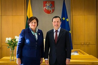 Loreta Grauziniene and Adilbek Dzhaksybekov. Vilnius, 7.10.2015. Photo: seimas.lt