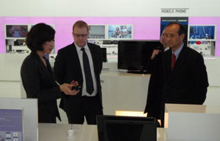 Urmas Paet Paet a the Samsung Electronics factory. Urmas Paet Paet a the Samsung Electronics factory.