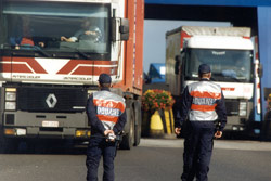 100414_customs_officers_eu.jpg 100414_customs_officers_eu.jpg