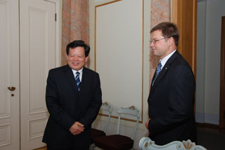 Hu Yeshun and Valdis Dombrovksis. Riga, 26.08.2010.