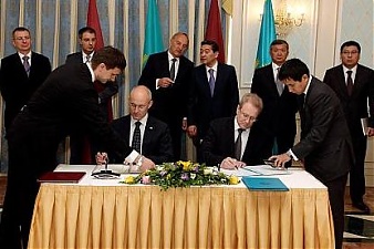 Daniels Pavluts signed the Economy Ministry's agreement with the Kazakh Industry and New Technologies Ministry on cooperation in tourism. Photo: president.lv