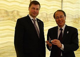 Valdis Dombrovskis and Hideto Nahakara. Tokyo, 9.04.2013. Photo: flickr.com