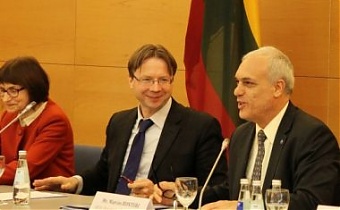 Роландас Крищюнас на встрече с представителями ОЭСР. Фото: urm.lt