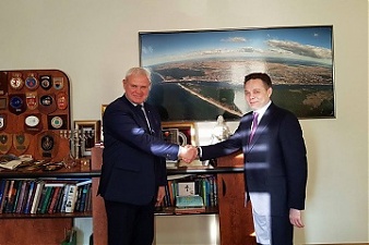 На фото: мэр Клайпеды Витаутас Грубляускас (слева) и Посол Республики Казахстан в Литве Виктор Темирбаев. Пресс-фото