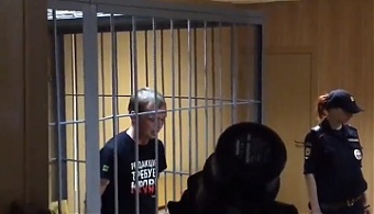 Иван Голунов в зале суда. С видеоматериала www.dw.com
