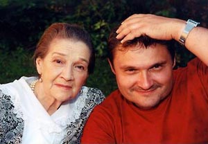 Александр Васильев со своей мамой, русской актрисой, в саду литовского имения, 2002 год.