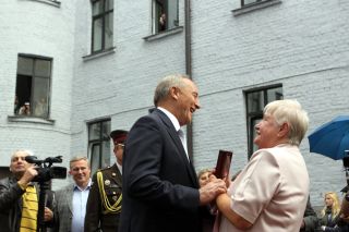 Президент Латвии на открытии 40 средней школы в Риге. 