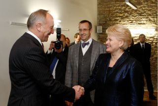 Президенты трех Балтийских стран: Тоомас Хендрик Ильвес (Эстония). Андрис Берзиньш (Латвия) и Даля Грибаускайте (Литва). 