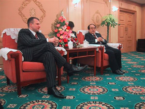 2005 г. Пекин. Министр сообщений Латвии Айнарс Шлесерс и министр железных дорог КНР Лю Чжицзюнь.