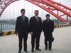 2005 г. В порту Даолян. Представитель порта, Айнарс Шлесерс и административный директор порта Кай Ху.