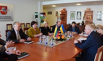 На встрече Виргинии Балтрайтене и посла Украины Валерия Жовтенко. Фото: zum.lt