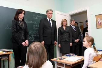 100827_zatlers_belor_shkola.jpg