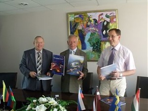 Президент ассоциации «Янтарный мост» Юрий Сизов, председатель сената БМА Станислав Бука, председатель правления фонда «Amber Bridge Baltic fonds» Андрей Яковлев. Президент ассоциации «Янтарный мост» Юрий Сизов, председатель сената БМА Станислав Бука, председатель правления фонда «Amber Bridge Baltic fonds» Андрей Яковлев.