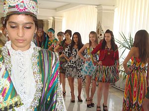 Студентки Самаркандского колледжа дизайна одежды демонстрируют свои модели. 12.09.2012. 
