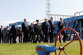 Президенты Латвии и Литвы осматривают газохранилище в Инчукалнсе. Фото: president.lv