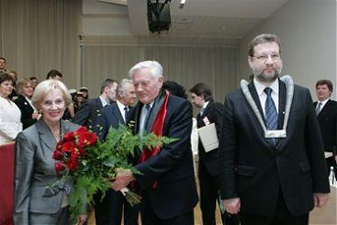 Валдас Адамкус - по центру.