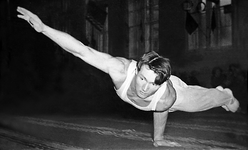 Юрий Житлухин — гимнаст, неоднократный чемпион Латвии. 1960 г. 