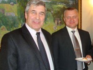 Посол Беларуси в Латвии Александр Герасименко и сопредседатель Белорусско-латвийского совета делового сотрудничества Айварс Лочмелис на постновогодней встрече. Рига, 09.02.2012.