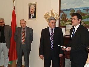 Посол Беларуси в Латвии Александр Герасименко (в центре) на встрече с журналистами. Рига, 22.01.2013.