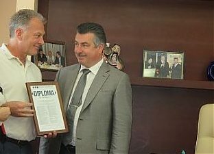 Вице-президент DEC Андре Виллер вручил Айварсу Яновскису традиционный диплом клуба.