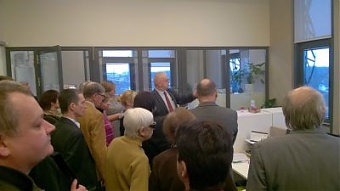 Юрис Пайдерс проводит экскурсию по новому зданию в Торнякалнсе. Фото БК.