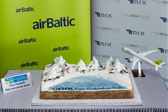 160530_airBaltic_reykjavik_tort.jpg