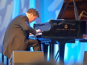 Денис Мацуев дает концерт в Юрмале. Фото пресс-службы банка Rietumu.
