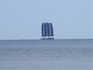 Black Pearl у юрмальских берегов под всеми инновационными парусами. Фото Ольга Павук. 